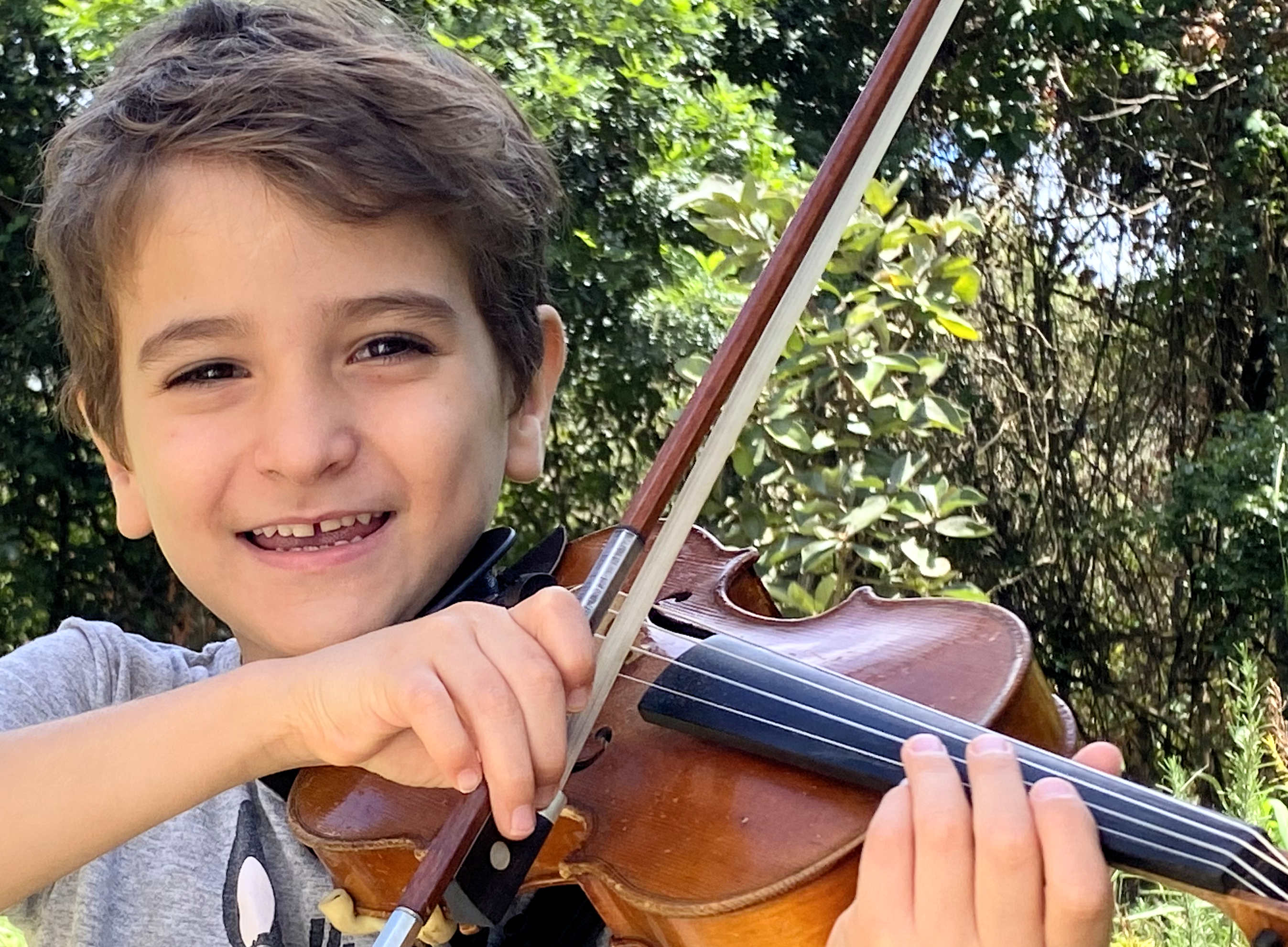 Frederico Simon Paulini playing violin